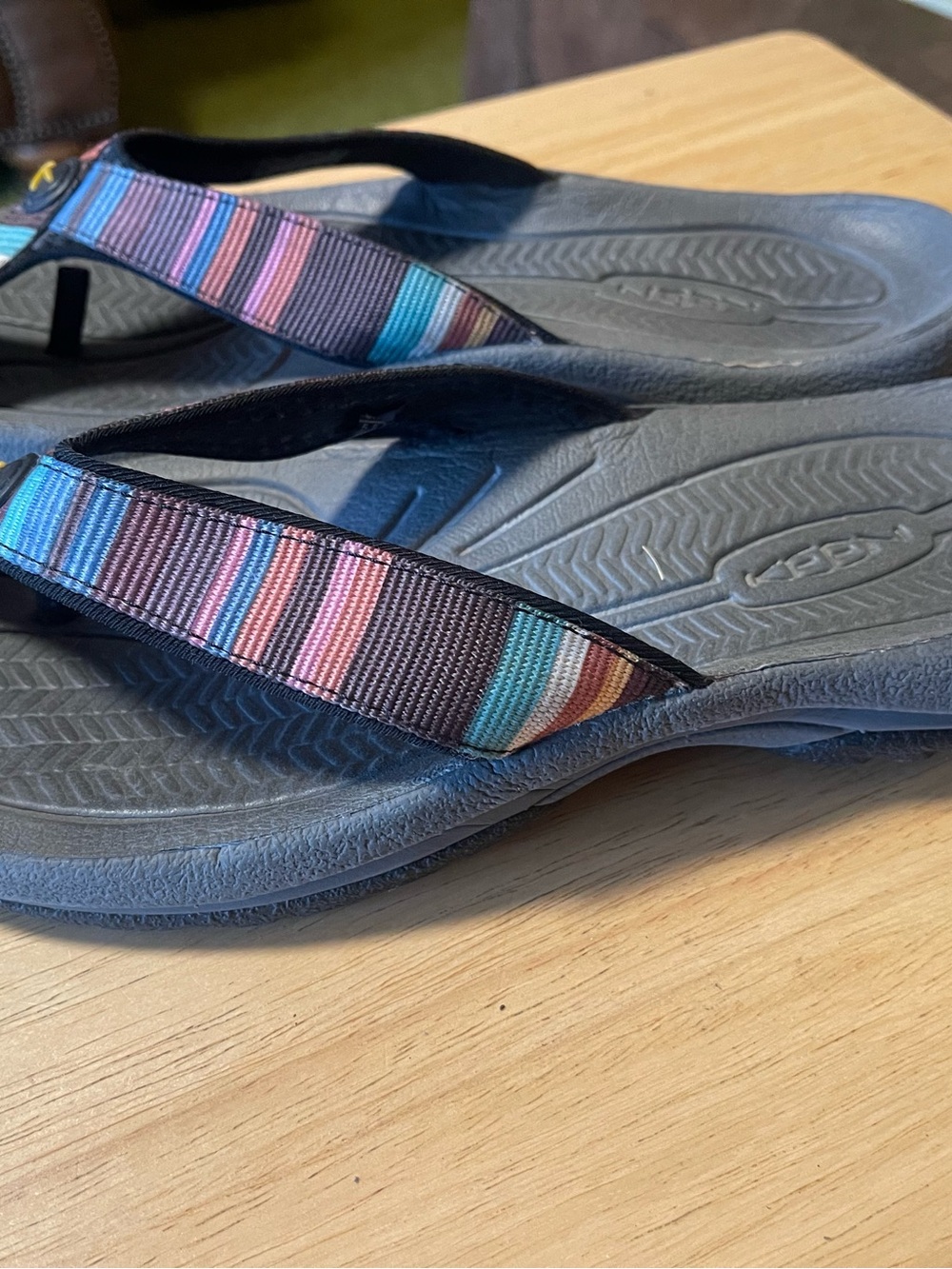 Keen woman’s Thong Sandals Gray Multicolor Striped Straps Slip On Rubber